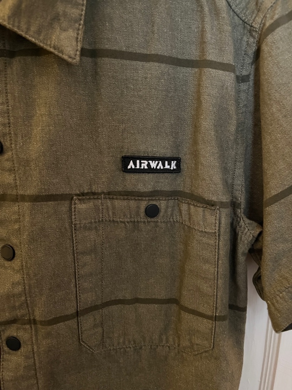 Airwalk Army Green Striped Button-Down with Snaps (Men’s Large) - Picture 2 of 5